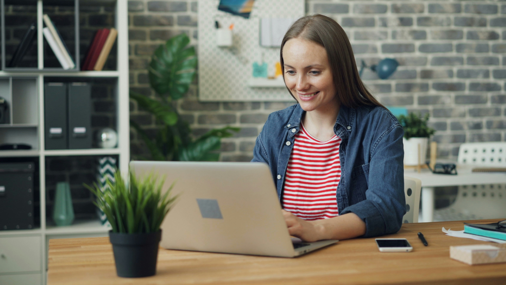 Person working with Closot on a laptop